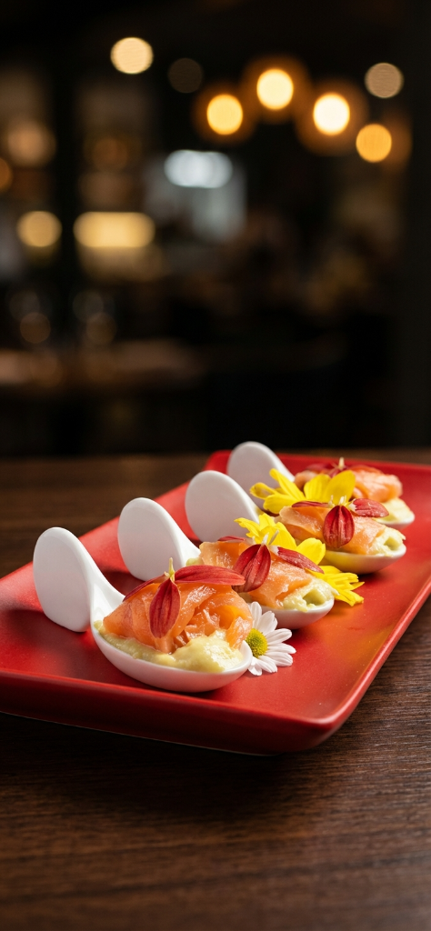 Canapés de salmão com flores comestíveis